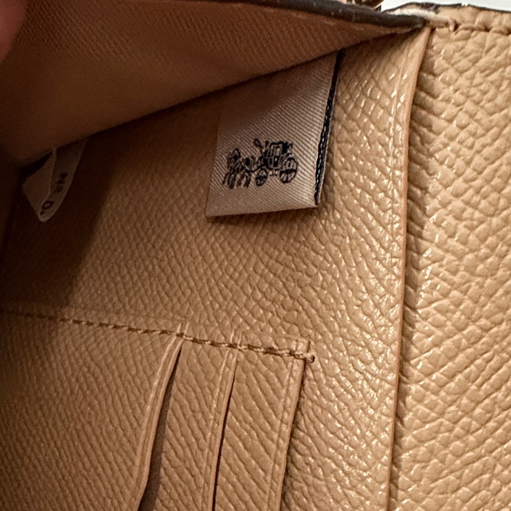 EUC Coach Tan Pebbled Leather Wristlet Wallet with Gold Hardware - Picture 5 of 10